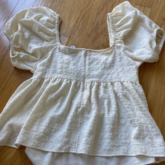 NWT - Women's xl Square Tie Neck
Puffed Short Sleeve Top - Future
Collection - Picture 2 of 4